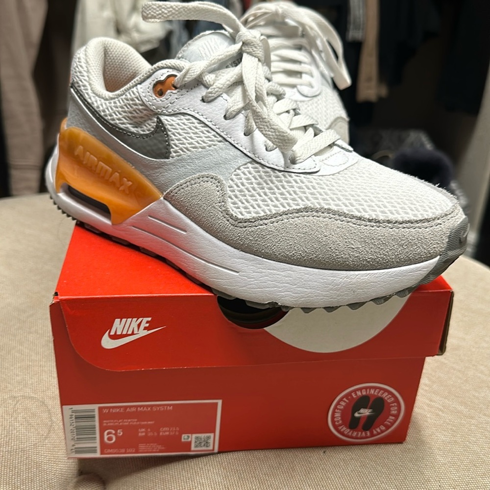 Women’s Nike Air Max Systm size 6.5